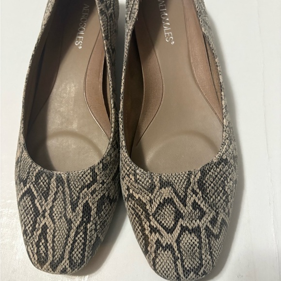 Aerosoles Sophisticated Black and Tan Leather Flats with Snakeskin Texture - Picture 3 of 14
